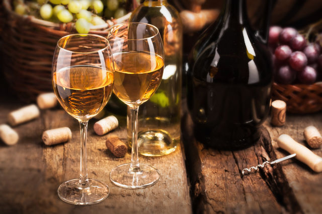 К изысканным утонченным винам всегда подаются простые закуски, а простые вина хорошо сочетаются с изысканными блюдами