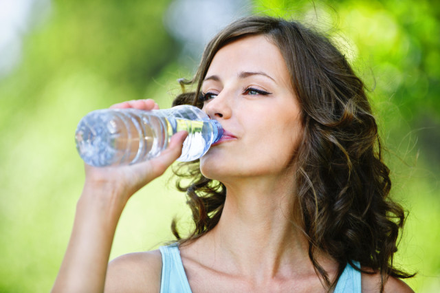 Пейте больше чистой воды в дни употребления спиртных напитков (фото: www.medweb.ru)