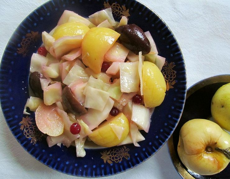 Салат из моченых яблок, капусты и клюквы