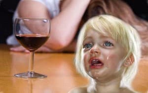 бокал вина и плачущий ребенок