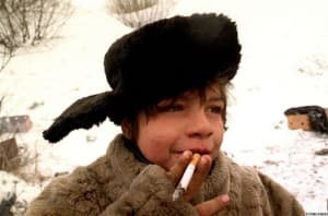 мальчик с сигаретой в руках