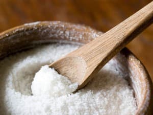 Соль в деревянной емкости