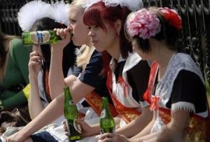 девушки пьют пиво 
