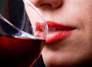 Женщина пьет вино