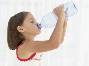 девочка пьет воду