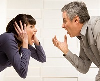 Мужчина и женщина кричат друг на друга