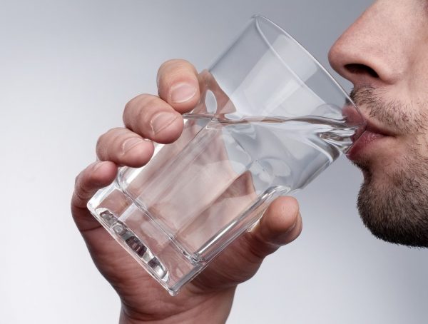 После алкогольного отравления нужно выпить не менее двух литров чистой воды