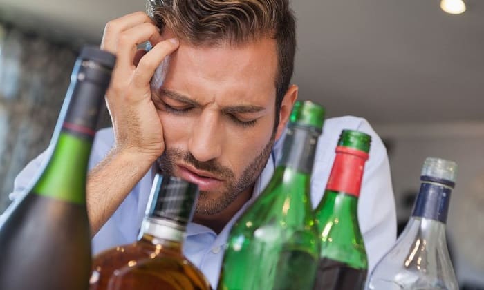 В сочетании с алкогольными напитками вызывает аддитивный эффект