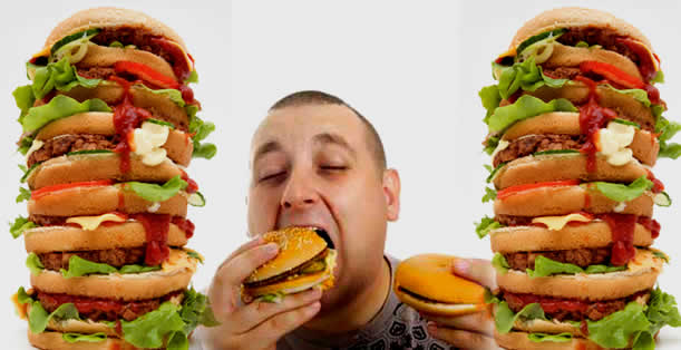 мужчина ест бургеры