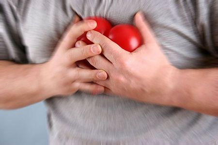 пласмасовое сердце в руках у мужчины