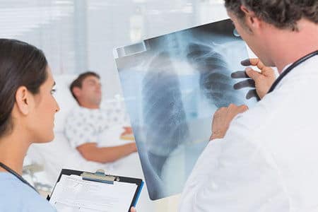 врач смотрит на рентген легких